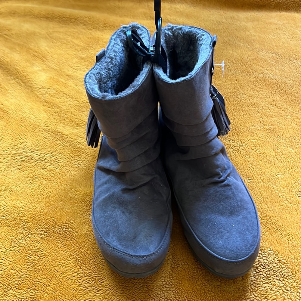 Never worn fur lined boots. Grey suede like boot from Primark